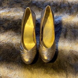 Seychelles Gold Leather Platform shoes. Size 9